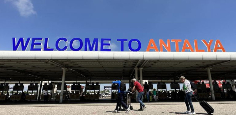Antalya Havalimanı martta 1 milyon 78 bin yolcuya hizmet verdi