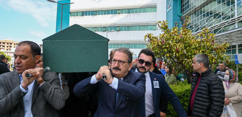 Balkondan düşüp ölen doktor için tören yapıldı! Evdekiler uyanmasın diye…