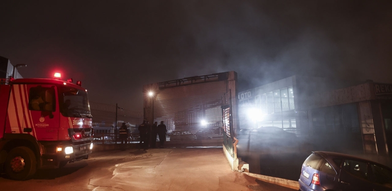 Sancaktepe’de oto galericiler sitesinde yangın