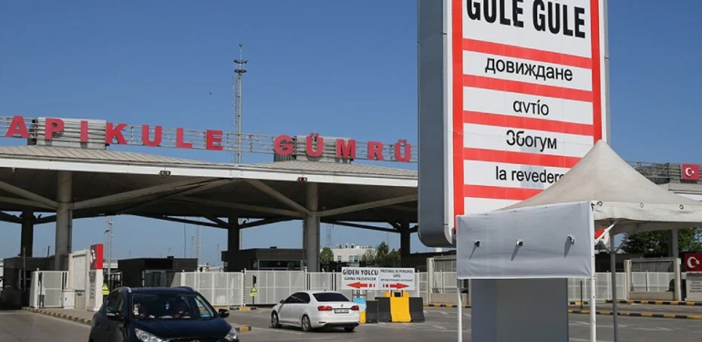 Tatil boyunca Edirne sınır kapılarından 404 bin 680 yolcu geçti