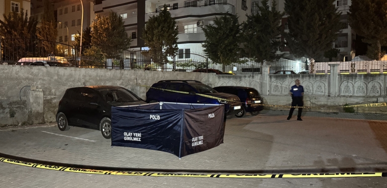 Adana’da kız arkadaşını bıçakla öldürdükten sonra 12. kattan atlayıp intihar etti