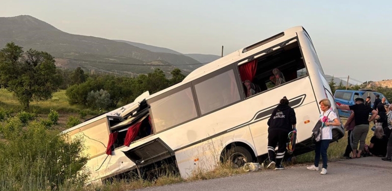 Yolcu otobüsü ile tur otobüsü çarpıştı! Çok sayıda yaralı var