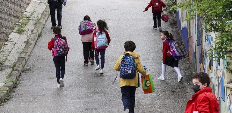 Öğrencilere kötü haber! Okullarda serbest kıyafet uygulamasında son gelişme…